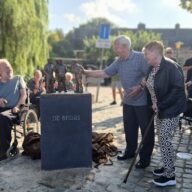 Elburger Vissersvrouwtje aan de wandel